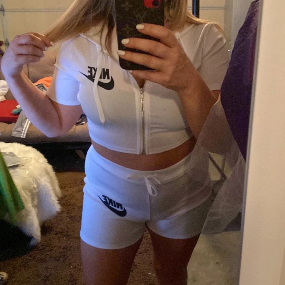 Cropped outfit - Picture 2 of 5